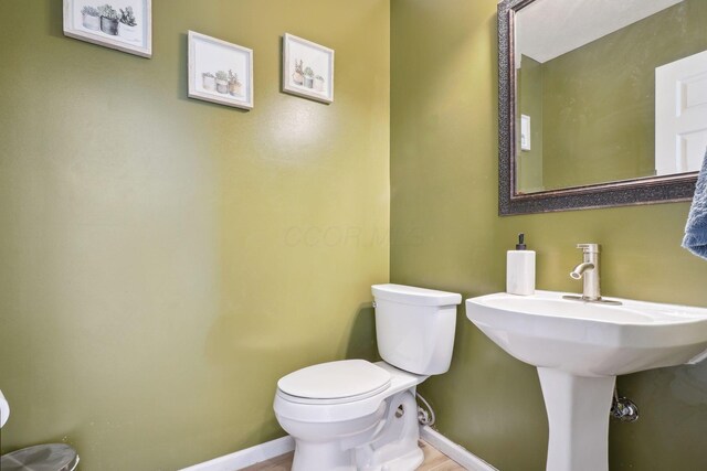 5535 Village Xing, Hilliard, OH 43026 - bathroom featuring baseboards and toilet