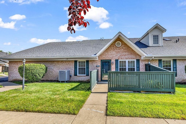 978 Kingsbury Ct, Newark, OH 43055 - view of front facade with brick siding, roof with shingles, and a front lawn