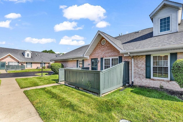 978 Kingsbury Ct, Newark, OH 43055 - back of house featuring brick siding, a lawn, and roof with shingles