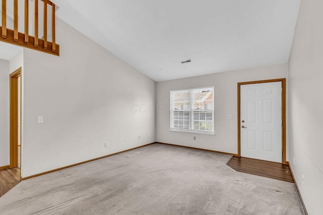 978 Kingsbury Ct, Newark, OH 43055 - carpeted foyer featuring vaulted ceiling and baseboards