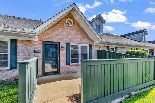 978 Kingsbury Ct, Newark, OH 43055 - doorway to property featuring brick siding and roof with shingles