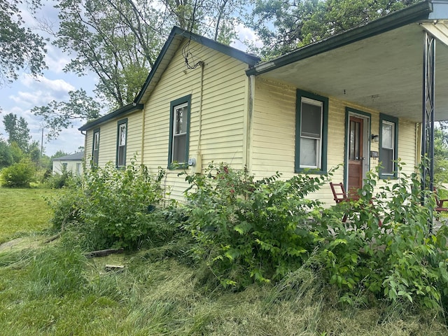 7365 Hayden Run Rd, Hilliard, OH 43026 - view of side of home featuring a porch