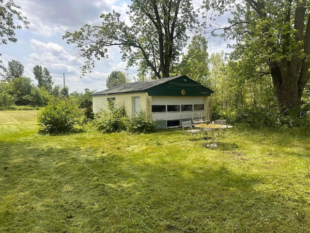 7365 Hayden Run Rd, Hilliard, OH 43026 - back of house with a detached garage and a yard