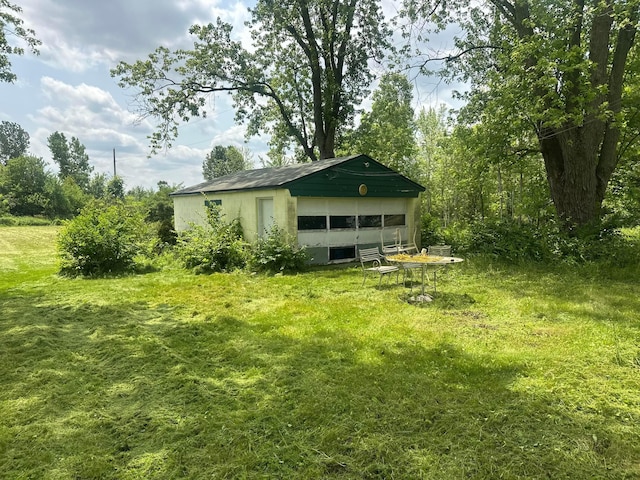 7365 Hayden Run Rd, Hilliard, OH 43026 - exterior space with a detached garage