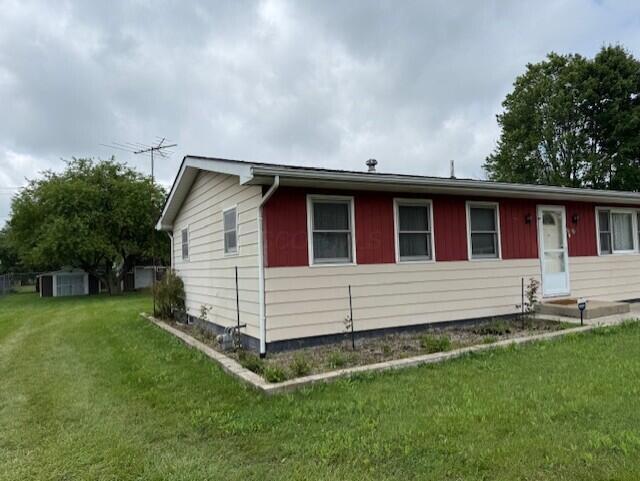 2377 E Howard Rd, Obetz, OH 43207 - view of front of house with a front yard