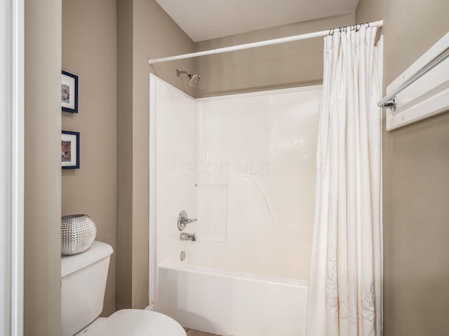 6165 Avocet Ct, Dublin, OH 43017 - bathroom featuring toilet and shower / bath combo