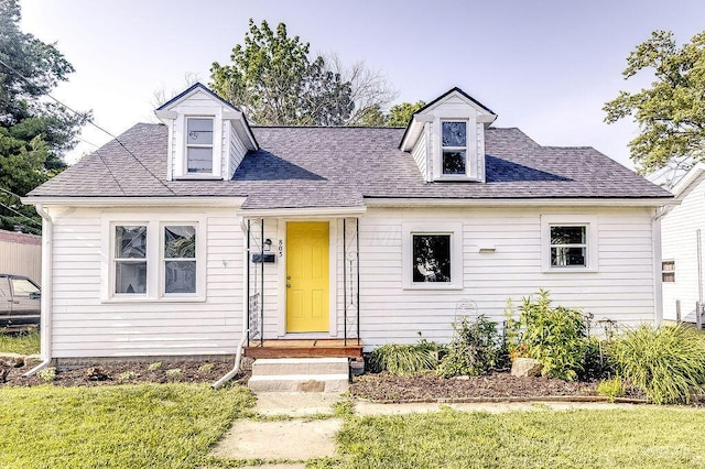 805 E Burgess St, Mount Vernon, OH 43050 - cape cod-style house featuring a front lawn and a shingled roof