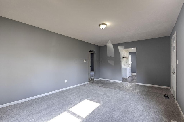 805 E Burgess St, Mount Vernon, OH 43050 - carpeted empty room featuring arched walkways and baseboards
