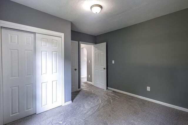 805 E Burgess St, Mount Vernon, OH 43050 - unfurnished bedroom with carpet, a textured ceiling, and a closet