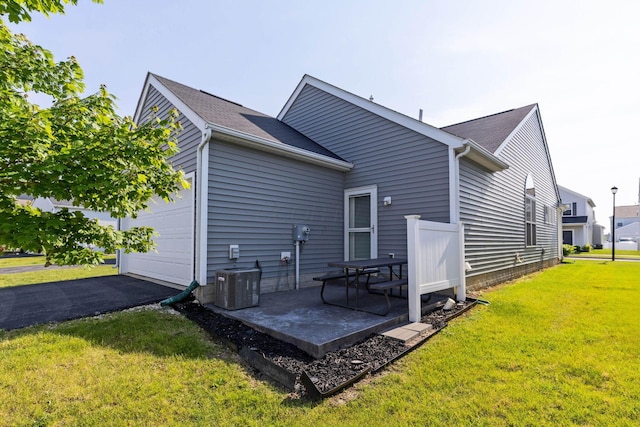 5442 Goose Falls Dr, Dublin, OH 43016 - rear view of house with a lawn and a garage