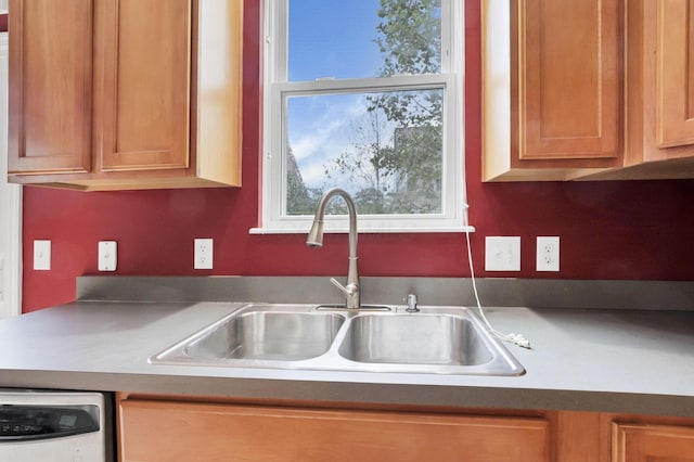 331 Hanton Way, Columbus, OH 43213 - kitchen featuring a sink and washer / clothes dryer