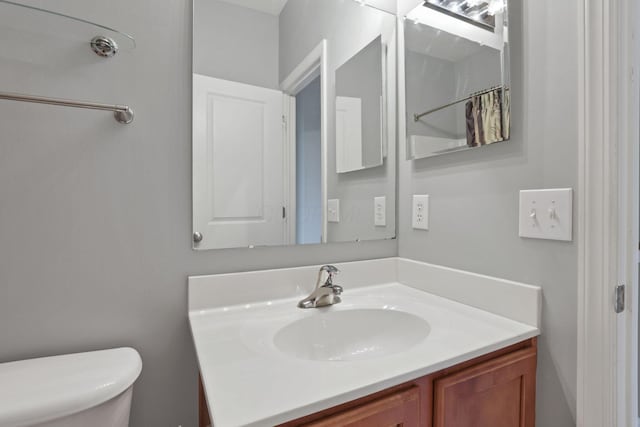 331 Hanton Way, Columbus, OH 43213 - bathroom featuring vanity, toilet, and a shower with curtain