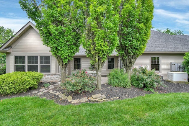 1366 Chapel Way, Heath, OH 43056 - rear view of property featuring a shingled roof and a lawn
