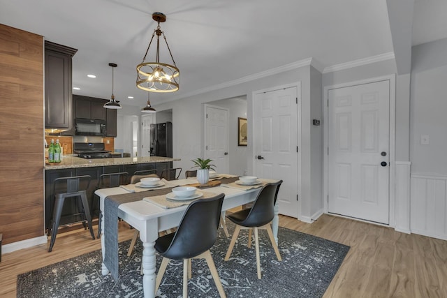 13680 Nantucket Ave NW, Pickerington, OH 43147 - dining space featuring light wood-style flooring, ornamental molding, a chandelier, baseboards, and recessed lighting