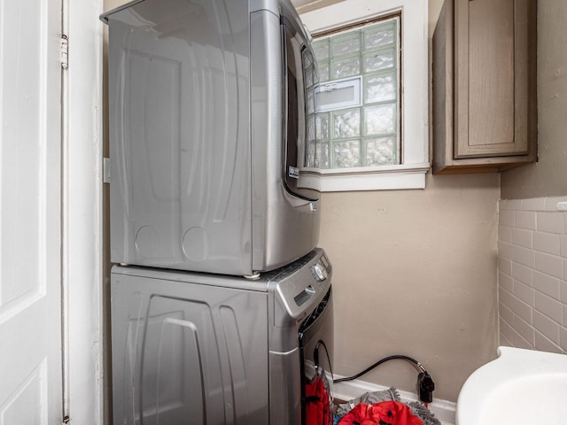 1364-1366 S 3rd St, Columbus, OH 43207 - bathroom with stacked washing machine and dryer and tile walls