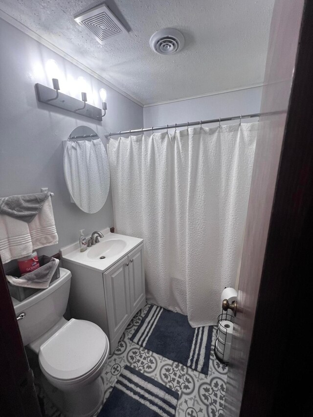 157 Saratoga Dr, Johnstown, OH 43031 - bathroom featuring a textured ceiling, vanity, toilet, and curtained shower