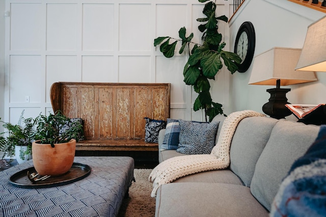 1355 Fisher Run Ct, Columbus, OH 43235 - sitting room with a decorative wall