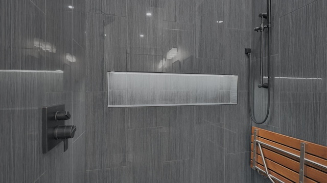 1098 Oregon Ave, Columbus, OH 43201 - full bath with a tile shower