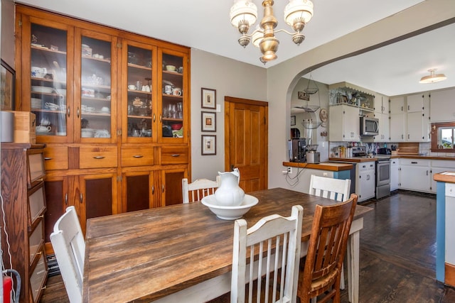 2380 Cedar Hill Rd SW, Amanda, OH 43102 - dining area with a chandelier and arched walkways