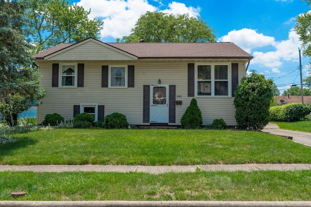 591 Knights Ave, Columbus, OH 43230 - view of front facade with a front yard