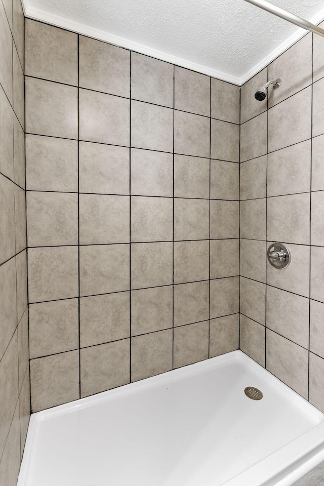 334 S Richardson Ave, Columbus, OH 43204 - bathroom with a tile shower and a textured ceiling