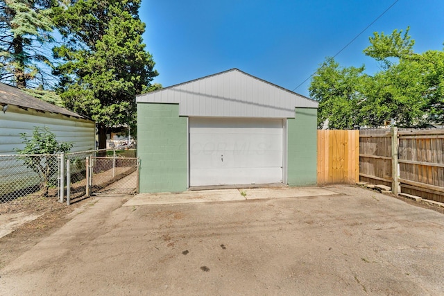 334 S Richardson Ave, Columbus, OH 43204 - detached garage featuring concrete driveway and a gate