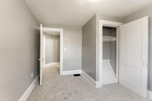 334 S Richardson Ave, Columbus, OH 43204 - unfurnished bedroom with light colored carpet, a textured ceiling, and a closet