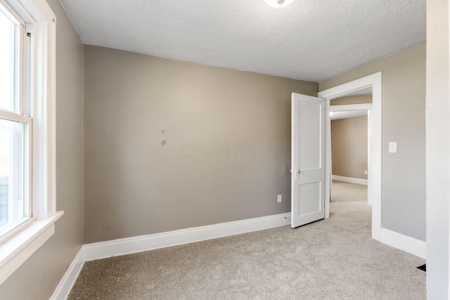 334 S Richardson Ave, Columbus, OH 43204 - unfurnished room featuring light carpet and a textured ceiling