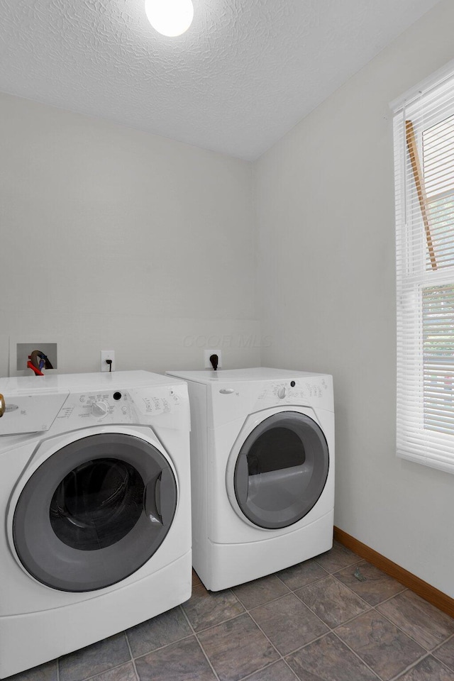 3062 Nomination Ln Unit 260, Columbus, OH 43207 - laundry area with separate washer and dryer and a textured ceiling