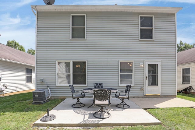 3062 Nomination Ln Unit 260, Columbus, OH 43207 - rear view of house featuring a lawn and a patio