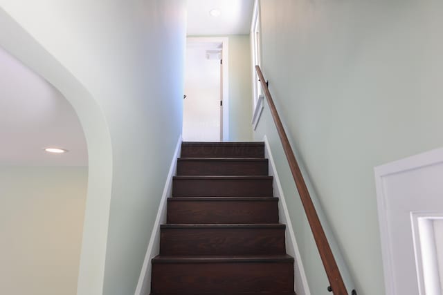 214 Moull St, Newark, OH 43055 - staircase featuring arched walkways and recessed lighting