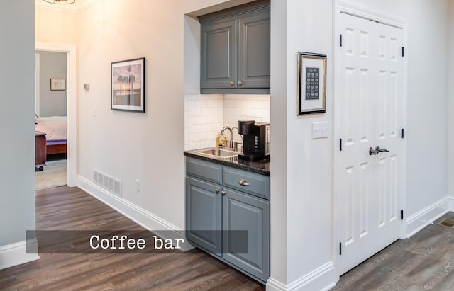 525 Floral Valley Dr W, Howard, OH 43028 - bar featuring dark wood-style flooring and decorative backsplash