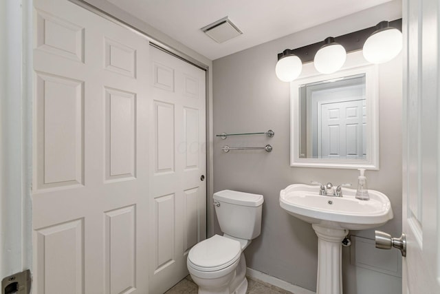 1573 Arlington Ave, Marble Cliff, OH 43212 - half bath featuring toilet and baseboards