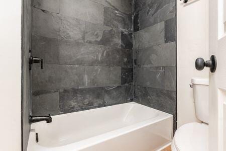 479 Siebert St, Columbus, OH 43206 - bathroom featuring toilet and shower / bath combination
