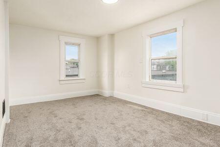 479 Siebert St, Columbus, OH 43206 - carpeted empty room featuring baseboards