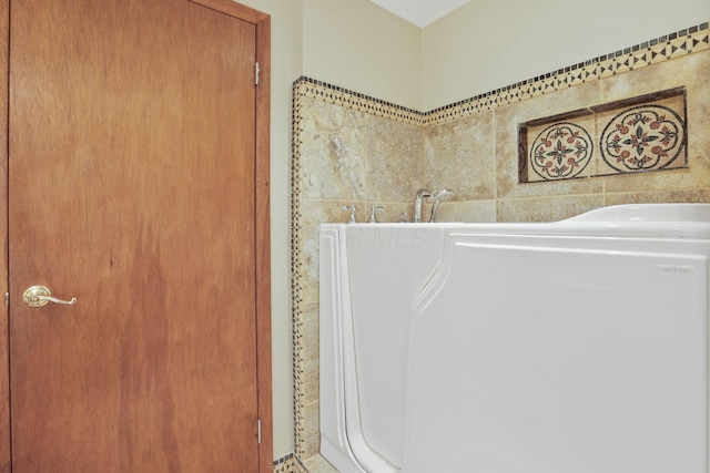 220 Hardy Way, Worthington, OH 43085 - full bathroom featuring a bathtub
