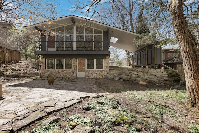 220 Hardy Way, Worthington, OH 43085 - back of property with a patio and stone siding