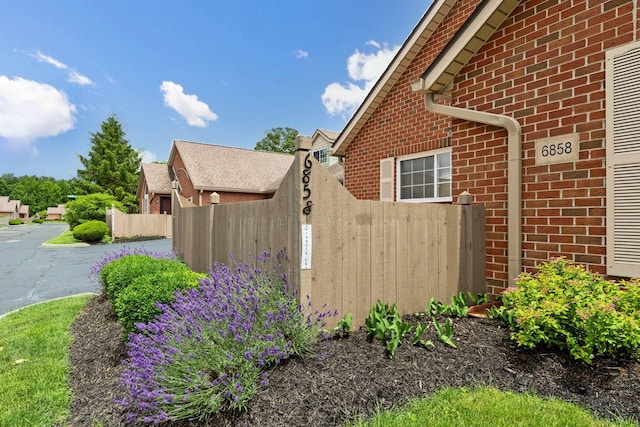 6858 Winrock Dr, New Albany, OH 43054 - view of side of home with brick siding