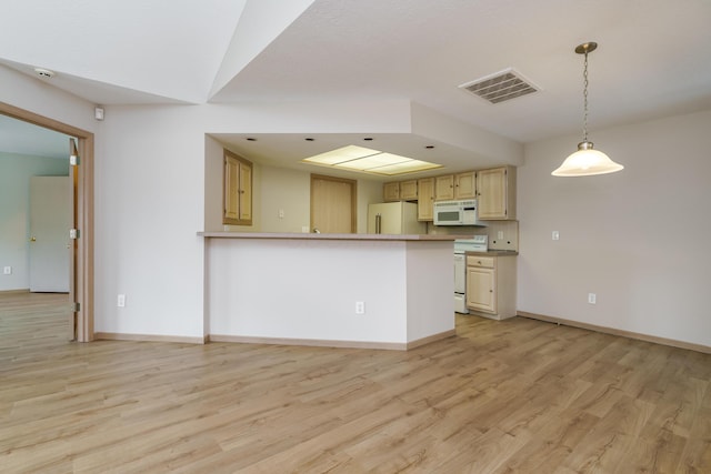 9427 Clermont Cir, Powell, OH 43065 - kitchen with white appliances, light wood-style flooring, decorative light fixtures, and a peninsula