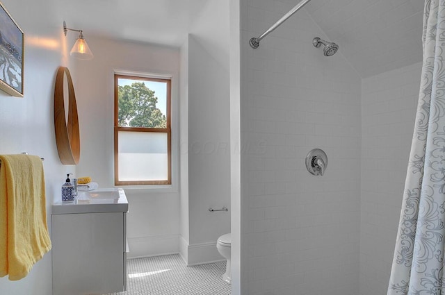 193 E Mithoff St Unit 193, Columbus, OH 43206 - full bath featuring vanity, tile patterned floors, and tiled shower