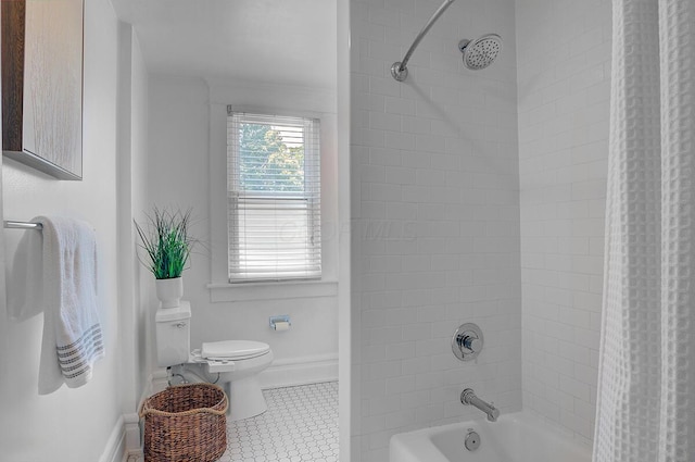 193 E Mithoff St Unit 193, Columbus, OH 43206 - full bath featuring tile patterned floors and shower / bath combo with shower curtain