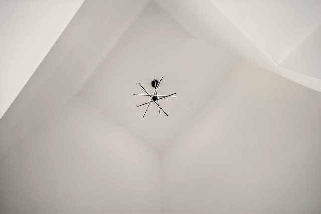 92 E Innis Ave, Columbus, OH 43207 - detailed view of a chandelier