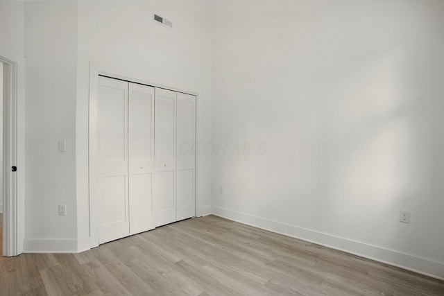 92 E Innis Ave, Columbus, OH 43207 - unfurnished bedroom with light wood-style floors and a closet