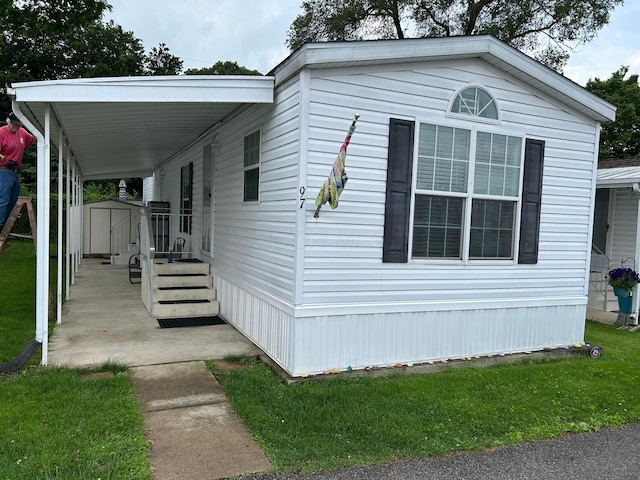 5019 N High St Unit 97, Columbus, OH 43214 - view of side of property with a yard
