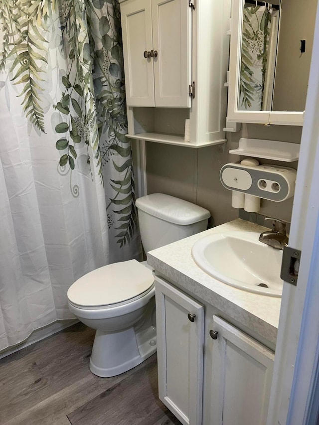5019 N High St Unit 97, Columbus, OH 43214 - full bath featuring wood finished floors, toilet, vanity, and curtained shower