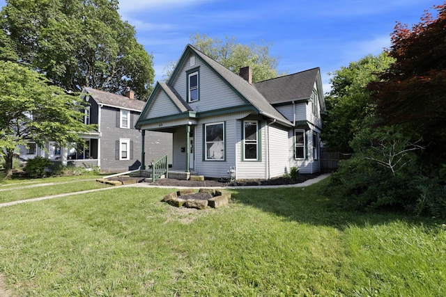 638 E 6th Ave, Lancaster, OH 43130 - view of front of house featuring a chimney and a front yard