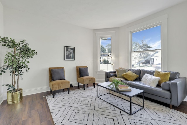 638 E 6th Ave, Lancaster, OH 43130 - living room featuring light wood-type flooring and baseboards