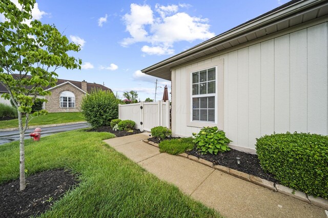 305 Pointe Pl Unit 12, Westerville, OH 43082 - view of yard featuring a gate