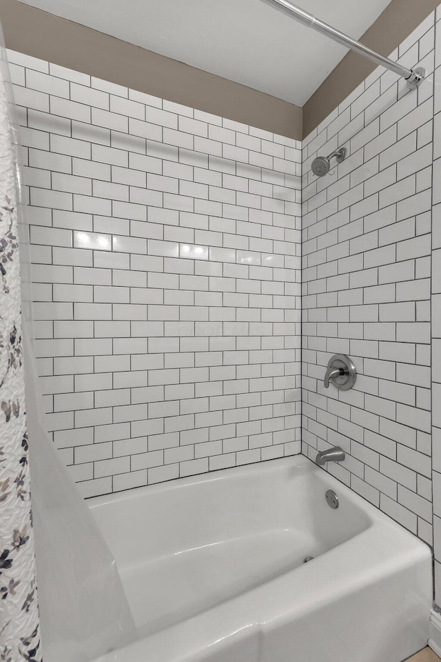 1365 Bluff Ave Unit B, Columbus, OH 43212 - bathroom featuring shower / bath combo with shower curtain