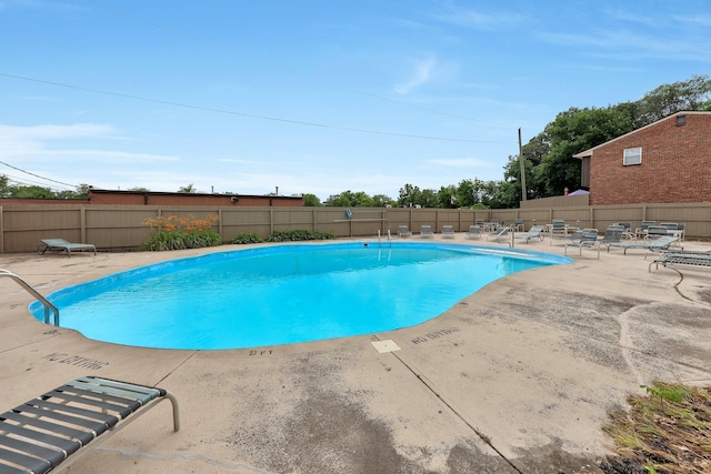 1365 Bluff Ave Unit B, Columbus, OH 43212 - community pool with a patio area and a fenced backyard